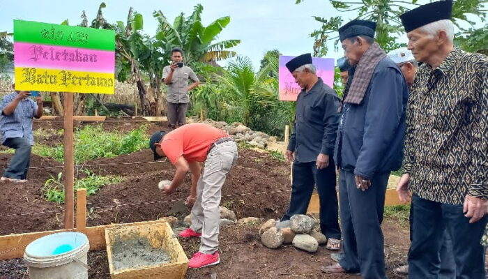 Bismillah..! Wali Nagari Masferiedi Letakkan Batu Pertama Pembangunan Mushalla Nurul Adha Aro Gadut