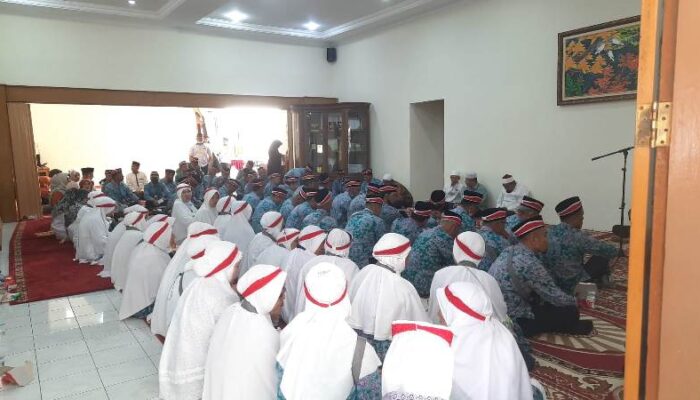 Wabup Irwan Fikri Lepas Rombongan CJH Agam