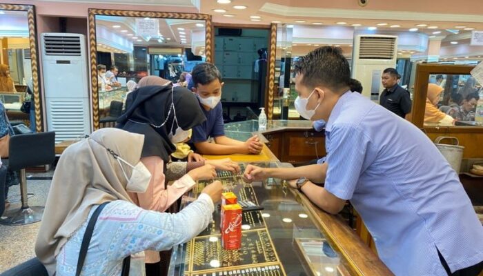 Tahun Ajaran Baru Tak Pengaruhi Jual Beli Emas