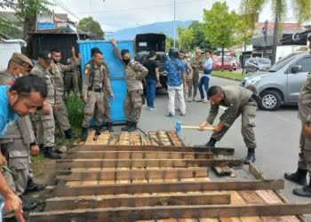 Tak Jera, Satpol PP Padang Kembali Bongkar Lapak-lapak PKL di Trotoar Hingga Badan Jalan