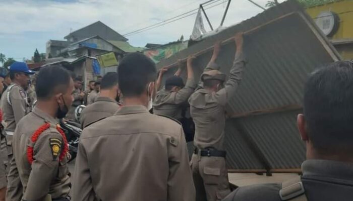 Lagi, Pol PP Padang Bongkar Lapak-lapak PKL yang Dibangun di Atas Selokan Jalan Depan Kampu UPI