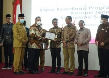 Capaian MCP Solok Selatan Tertinggi di Sumbar, Bupati Khairunas Terima Reward dari Ketua KPK RI