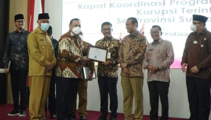 Capaian MCP Solok Selatan Tertinggi di Sumbar, Bupati Khairunas Terima Reward dari Ketua KPK RI