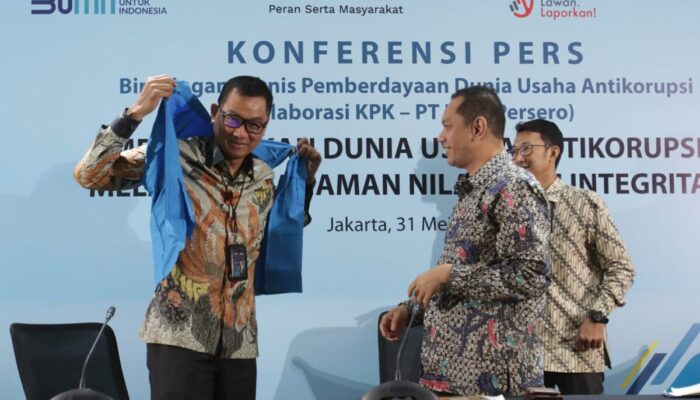 Pertama di Lingkungan Badan Usaha, KPK Beri Rompi Biru Cegah Korupsi ke PLN