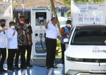 Menko Marves Luhut Resmikan SPKLU Green Tourism PLN Pertama di Pulau Jawa