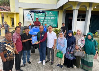 Dua Kelompok Tani Dapat Bantuan Dari Supardi, Ketua DPRD 50 Kota pun Bangga