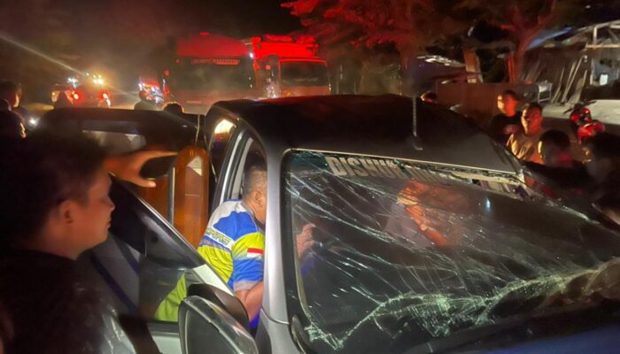 Mobil Kadishub Dharmasraya Terbalik dan Remuk Gegara Tabrak Truk Berhenti Tanpa Tanda Segi Darurat