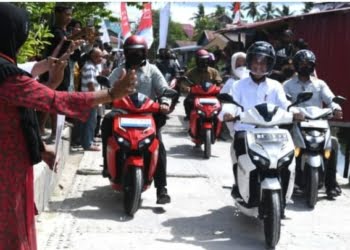 Momen Menarik Saat Presiden Jokowi dan Ibu Iriana Berboncengan Naik Motor Listrik di Kampung Mola
