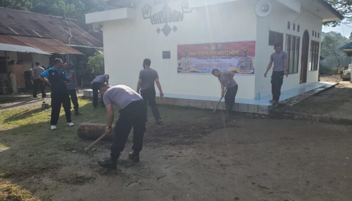 Baru Menjabat, Kapolsek IV Angkek Canduang Goro Bersama Bersihkan Perkarangan Kantor