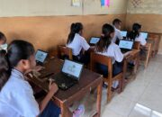 Asyiknya..! Anak-anak Pulau Sumba Kini Belajar dengan Laptop dan Akses Internet Berkat Bantuan PLN
