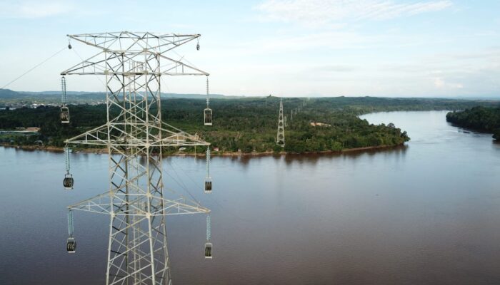 PLN Bangun Tower Setinggi 123 Meter Lintasi Sungai Kapuas di Kalbar