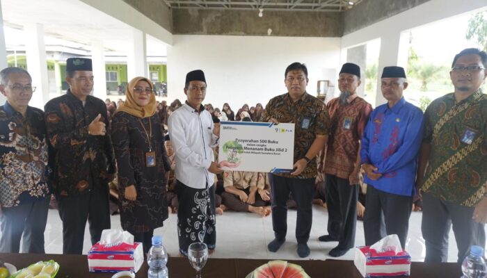 Serahkan 100 Buku, PLN UIW Sumbar Menanam Buku di Ponpes Al Baroqah Dharmasraya