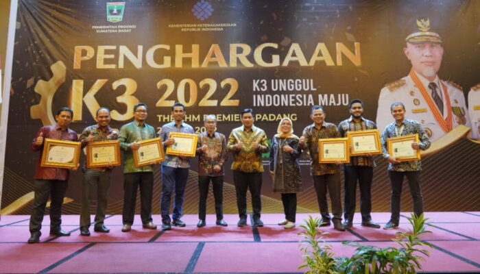 Wujudkan Zero Accident Sejak 2019, PLN UIW Sumbar “Banjir” Penghargaan K3 dari Kementerian Tenaga Kerja