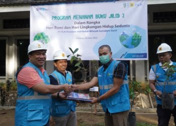 Program Menanam Buku Jilid 2, PLN UIW Sumbar Tebar 500 Buku dan Bibit Pohon Produktif