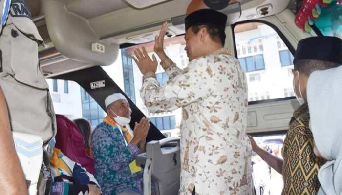 Wali Kota Genius Umar Lepas Keberangkatan CJH Pariaman ke Embarkasi Padang