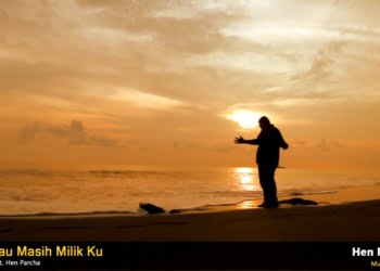 Hen Parcha Rilis 3 Videoklip Lagu “Kau Masih Milikku” Berlokasi  di Pantai Parupuk Tabing