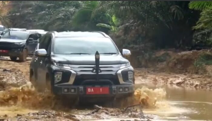 Alokasikan Anggaran Rp234 Miliar, Gubernur Mahyeldi Tinjau Jalan Teluk Tapang -Simpang Tenggo Pasaman Barat