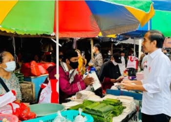 Presiden Jokowi Bagikan Bansos dan Cek Harga Minyak Goreng di Pasar Baros