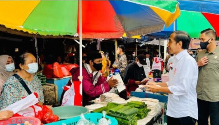 Presiden Jokowi Bagikan Bansos dan Cek Harga Minyak Goreng di Pasar Baros