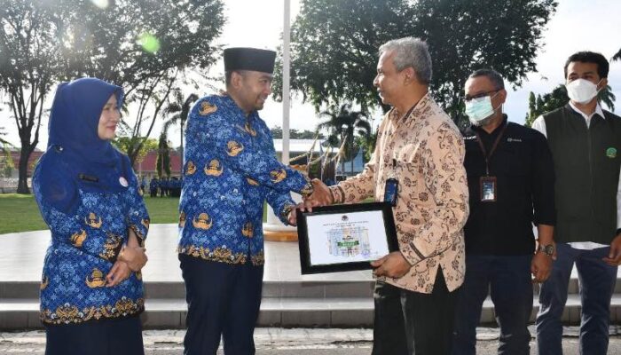 Wagub Sumbar Serahkan Piagam PROPER Hijau Tahun 2021 dari Kementerian LHK ke PT Semen Padang