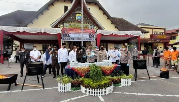 Kapolda Sumbar Musnahkan Barang Bukti Sabu Seberat 35 Kg dari Sembilan Tersangka