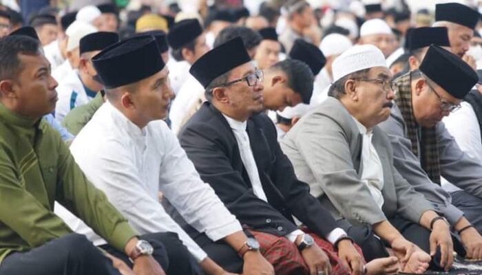 Shalat Id di Lapangan Gumarang Tanah Datar, Bupati Eka Putra: Ada Perbedaan Hari Idul Adha, Kita Fasilitasi Keduanya