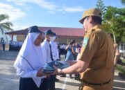 Walikota Deri Asta Serahkan Bantuan Seragam Gratis untuk Siswa Baru SD dan SMP Sawahlunto
