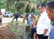 Sidak Proyek Jembatan Koto Salak, Bupati Sutan Riska Ingatkan Kualitas Kepada Kontraktor