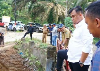 Sidak Proyek Jembatan Koto Salak, Bupati Sutan Riska Ingatkan Kualitas Kepada Kontraktor