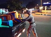 Pol PP Padang Sita Puluhan Kursi Plastik PKL yang Berjualan di Trotoar