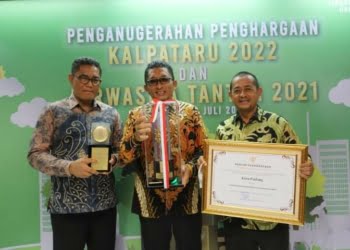 Pemko Padang, Walikota Hendri Septa dan Ketua DPRD Syafrial Kani Terima Penghargaan “Nirwasita Tantra” dari KLH