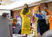 Ketika Istri Bupati Eka Putra Berlenggok di Atas Catwalk, Juara 1 Fashion Show Diboyong ke Tanah Datar
