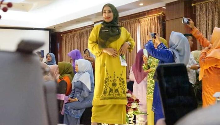 Ketika Istri Bupati Eka Putra Berlenggok di Atas Catwalk, Juara 1 Fashion Show Diboyong ke Tanah Datar