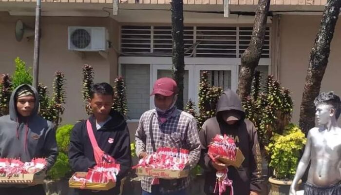 Tak Ada Takutnya dengan Pol PP Padang, Manusia Silver dan Pengemis Tetap Saja Berkeliaran di Lampu Merah