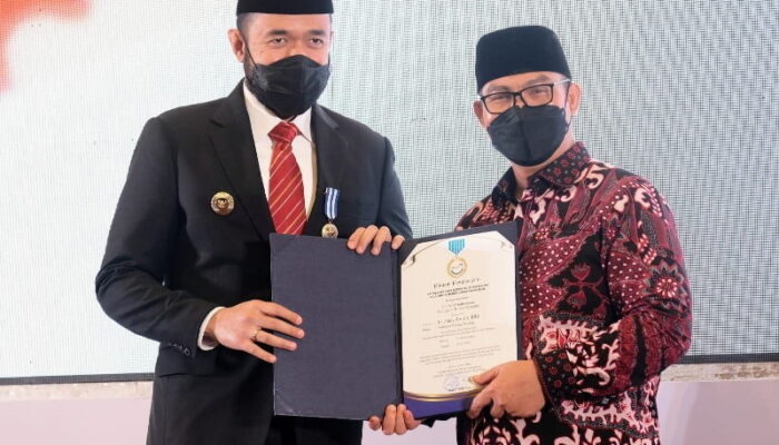 Satu-satunya dari Sumbar, Wako Fadly Amran Terima Penghargaan Manggala Karya Kencana