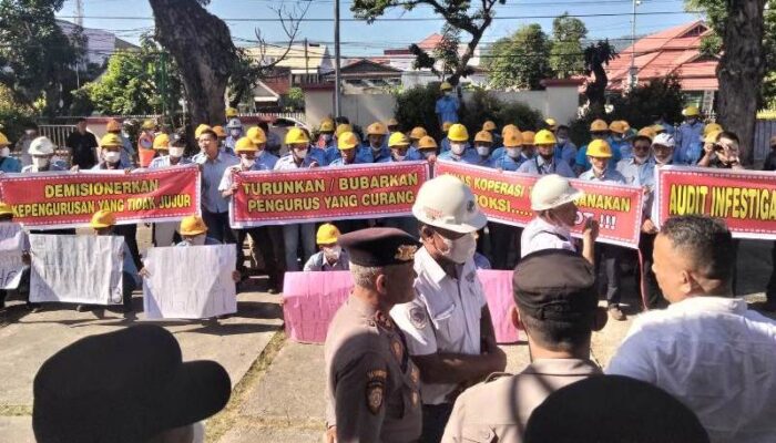 Jabat Ketua Selama Empat Periode, Ratusan Anggota Koperbam Demo ke DPRD Padang