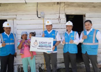 Dapat Listrik Gratis,  Warga Kurang Mampu di Pasaman Ini Menangis di Hadapan GM PLN UIW Sumbar