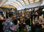 Momen Moeldoko Jatuh Cinta dengan Kopi Pengalengan, Produk UMKM Binaan PLN di PEVS 2022