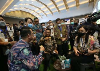 Momen Moeldoko Jatuh Cinta dengan Kopi Pengalengan, Produk UMKM Binaan PLN di PEVS 2022