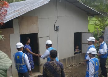 Bantuan Pegawai PLN Terangi Rumah Warga Kurang Mampu di Tepi Perbukitan Tanah Datar