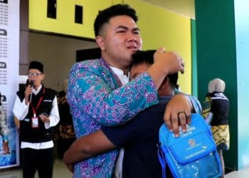 Berurai Air Mata, Jemaah Haji Termuda yang Mundur Demi Ibunya Akhirnya Bisa Terbang ke Tanah Suci