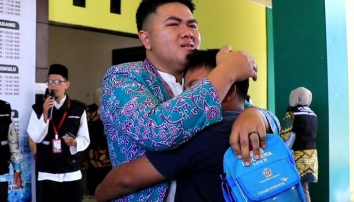 Berurai Air Mata, Jemaah Haji Termuda yang Mundur Demi Ibunya Akhirnya Bisa Terbang ke Tanah Suci