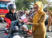 Sambut HUT RI, Pemko Padang Bagikan Ribuan Bendera Merah Putih kepada Warga Kota