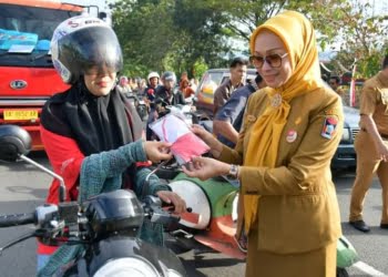 Sambut HUT RI, Pemko Padang Bagikan Ribuan Bendera Merah Putih kepada Warga Kota