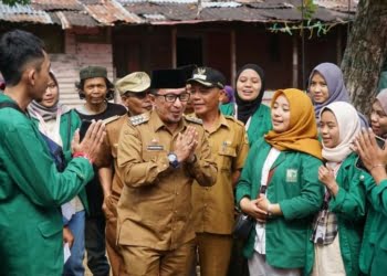 Lihat Lebih Dekat, Bupati Eka Putra Turun ke Pelosok Tinjau Rumah Warga Tak Layak Huni