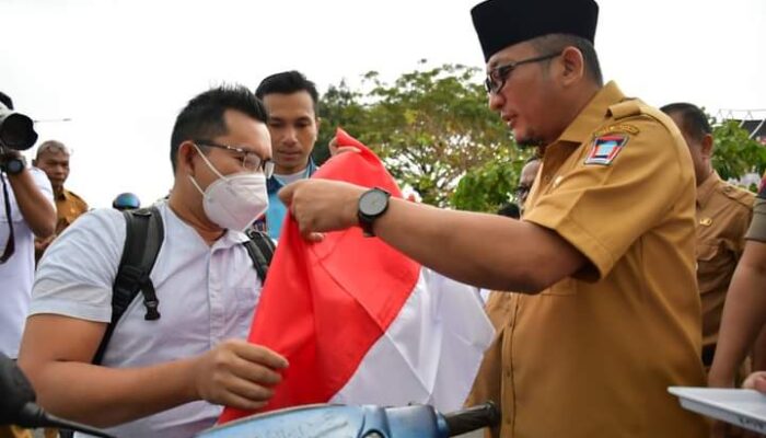 Seluruh Rumah dan Kantor Kibarkan Merah Putih, Walikota Padang Turun Langgsung Bagikan Bendera ke Warga
