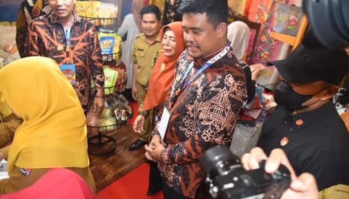 Stand Kota Pariaman  Dikunjungi Para Walikota dan Dekranasda se-Indonesia di ICE 2022 Padang