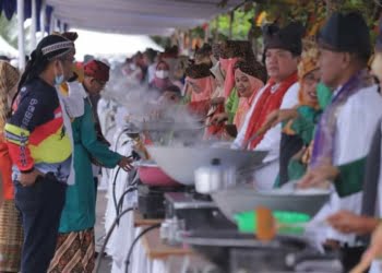 Heboh di Pantai Padang! Ketika Para Walikota se-Indonesia Mengocok Teh Talua, Ibu-ibu PKK Memasak Randang