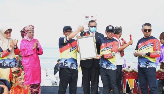 Jadi Minuman Nasional, Lomba Teh Talua Antar Walikota se-Indonesia di Pantai Padang Raih Rekor MURI