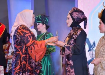 Ketika Para Kepala Dinas Pemko Padang Berlenggok di Atas Catwalk, Tak Disangka Ibu-Ibu Cantik Layaknya Model